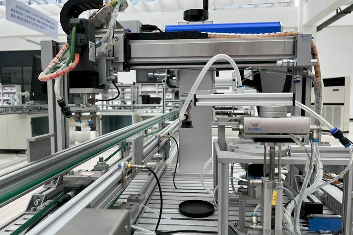 Przenośniki pantograficzne w kompletacji zamówień – praktyczne zastosowania