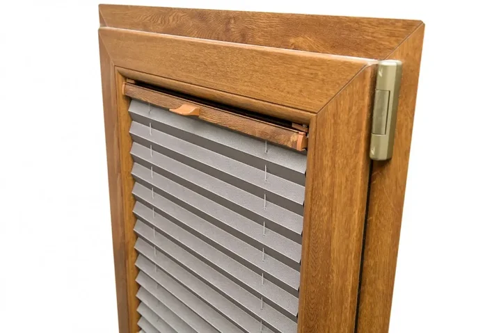 Plisy a ochrona przed słońcem: jakie stopnie zaciemnienia oferują różne tkaniny?