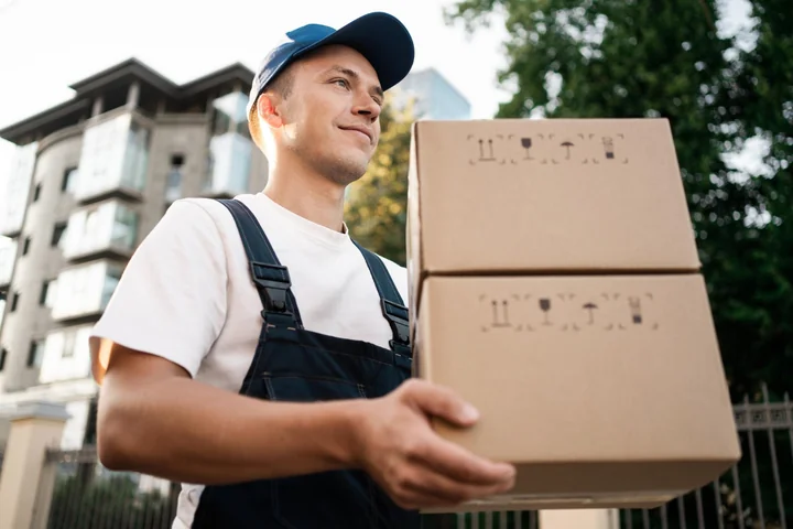 Jak zamówić kuriera przez internet? Poznaj najszybsze sposoby nadania przesyłki bez wychodzenia z domu
