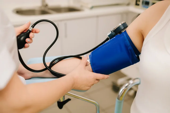 Mierzenie ciśnienia krawi na ręce