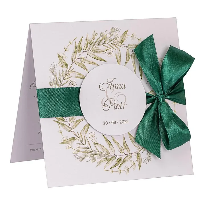 Zaproszenia z kokardą są dostępne w bardzo wielu wariantach