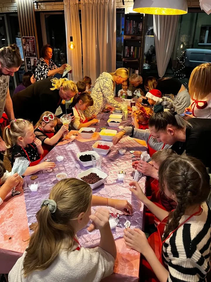 Grafika promocyjna wydarzenia Pierniczkowe Mikołajki w Fit Cake Stargard — pieczenie i dekorowanie dla maluchów