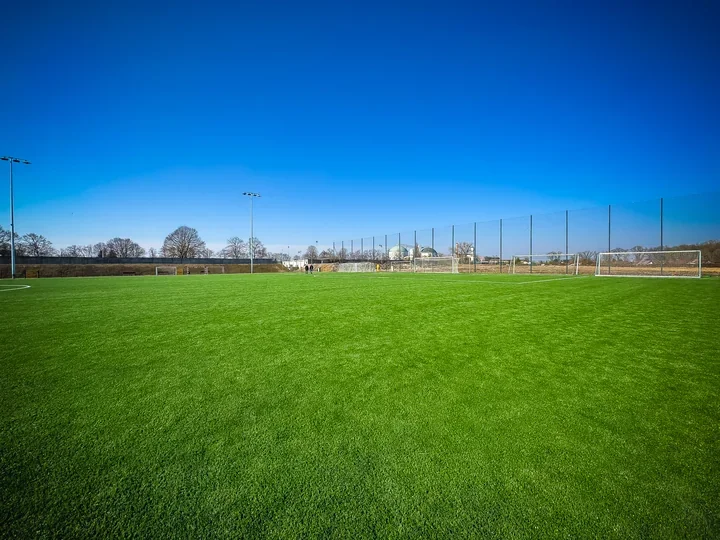 Pełnowymiarowe boisko przy ul. J. Niemcewicza gotowe do gry