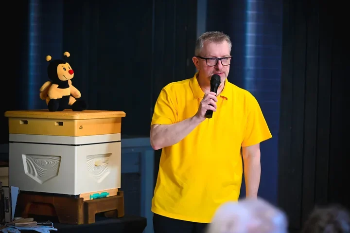 Seniorzy z Uniwersytetu Trzeciego Wieku poznawali tajniki miodu