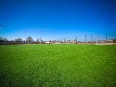 Pełnowymiarowe boisko przy ul. J. Niemcewicza gotowe do gry