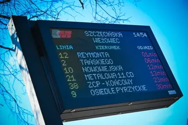 Stargard dorzuca kolejne tablice, a autobus widać zanim wjedzie na przystanek