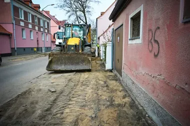 Na Serbskiej stara nawierzchnia ustępuje miejsca nowej trasie dla pieszych
