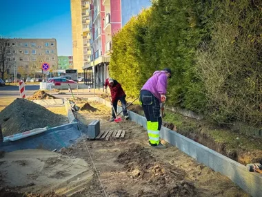 Remont na ul. Lechickiej – chodnik, przejście i dwa nowe miejsca parkingowe