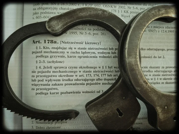 Kolizja w Nowej Dąbrowie. Badanie 56-latki wykazało blisko 2 promile