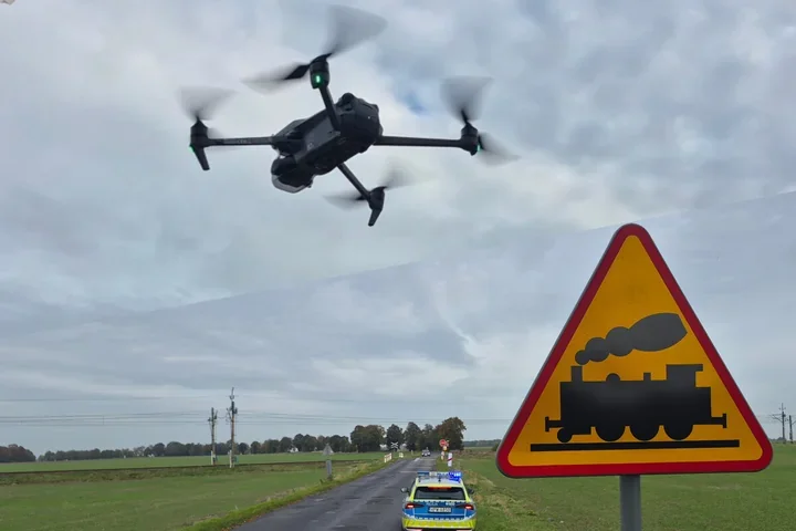 Policyjny dron nad przejazdami kolejowymi. Ujawniono 14 wykroczeń