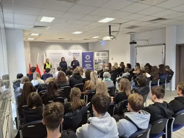 Mundur przyciągnął uczniów w Stargardzie - policjanci pokazali kulisy służby