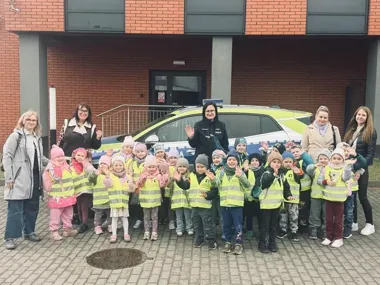 Przedszkolaki ze Stargardu weszły do komendy i dostały lekcję, która zostaje na lata